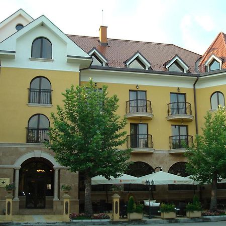 Hotel Chinar ヒサリャ エクステリア 写真