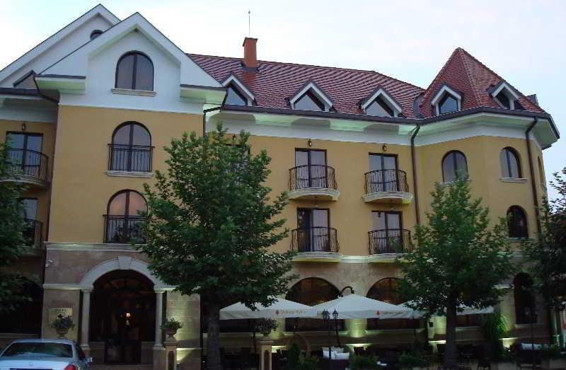 Hotel Chinar ヒサリャ エクステリア 写真