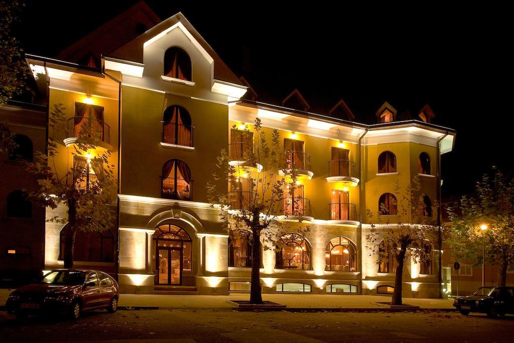Hotel Chinar ヒサリャ エクステリア 写真