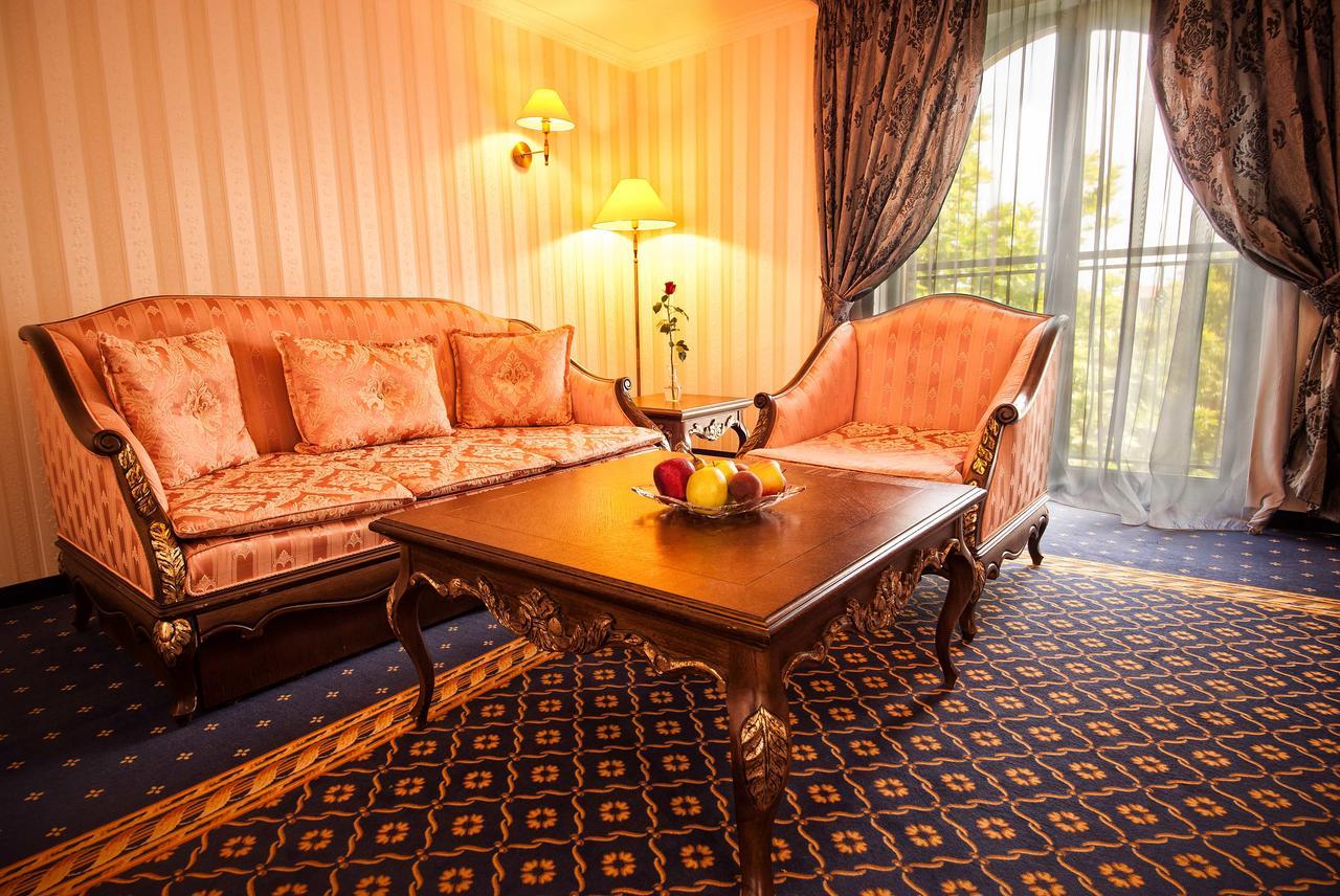 Hotel Chinar ヒサリャ エクステリア 写真