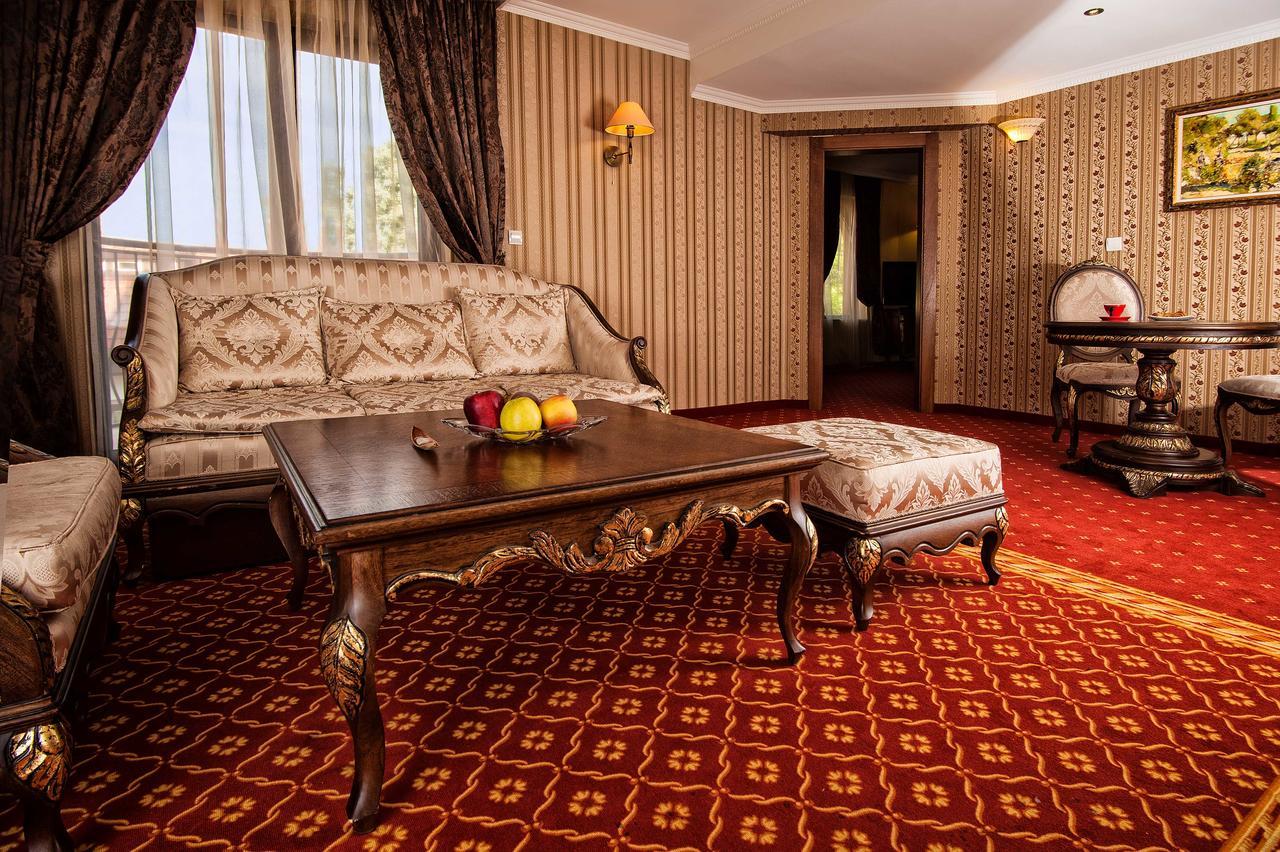 Hotel Chinar ヒサリャ エクステリア 写真