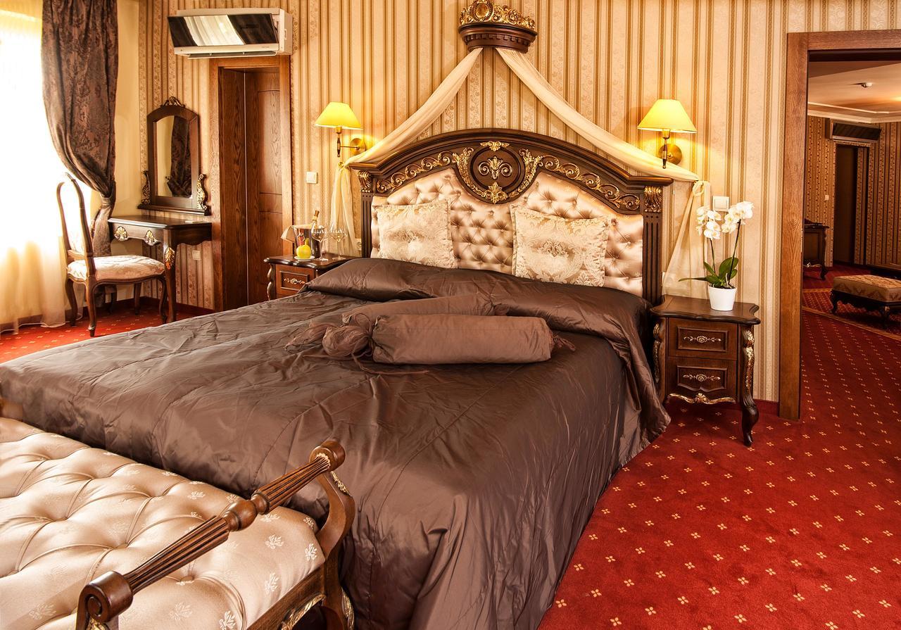 Hotel Chinar ヒサリャ エクステリア 写真