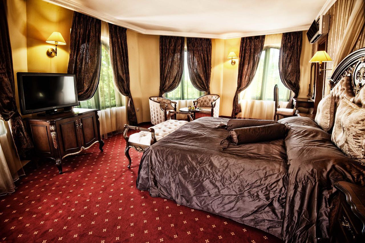 Hotel Chinar ヒサリャ エクステリア 写真