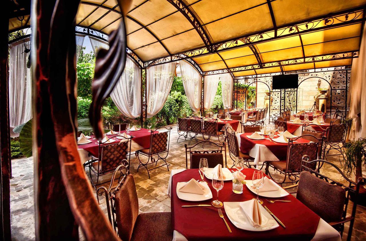 Hotel Chinar ヒサリャ エクステリア 写真